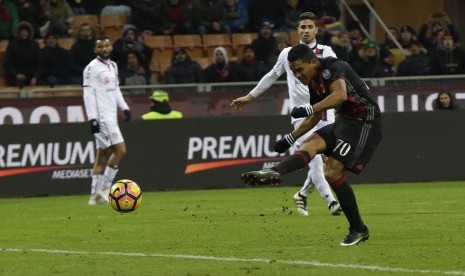 Pemain AC Milan Carlos Bacca mencetak gol saat pertandingan seri A antara Milan dan Cagliari, di Stadium San Siro, Milan, Italia, Senin (9/1).