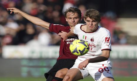 Pemain AC Milan Charles De Ketelaere (kanan) dan pemain Salernitana Emil Bohinen memperebutkan bola dalam pertandingan sepak bola Serie A antara Salernitana dan Milan di stadion Arechi Salerno, Italia, Rabu 4 Januari 2023. 