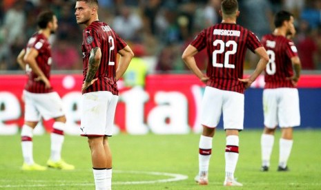 Pemain AC Milan Davide Calabria (kedua dari kiri) dan rekan-rekannya menunjukkan kekecewaan mereka setelah menelan kekalahan melawan Udinese pada pertandingan sepak bola Serie A Italia di Udine, Italia, 25 Agustus 2019. 