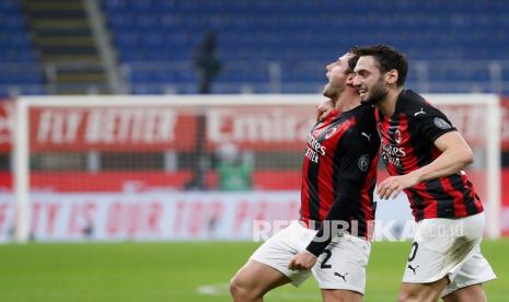 Pemain AC Milan Davide Calabria,(kiri) merayakan dengan Hakan Calhanoglu setelah mencetak gol pembuka timnya pada pertandingan sepak bola Serie A antara AC Milan dan Juventus di stadion San Siro, di Milan, Italia, Kamis (7/1) dini hari WIB.