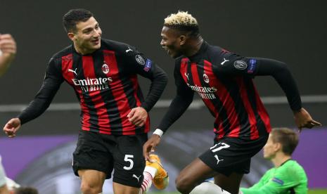 Pemain AC Milan Diogo Dalot (kiri) merayakan gol bersama Rafael Leao dalam pertandingan melawan Sparta Praha di Liga Europa.