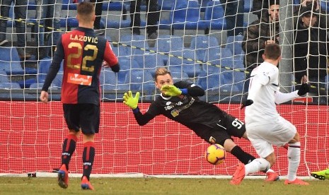 Pemain AC Milan Fabio Borini (kanan) saat menjebol gawang Genoa. 