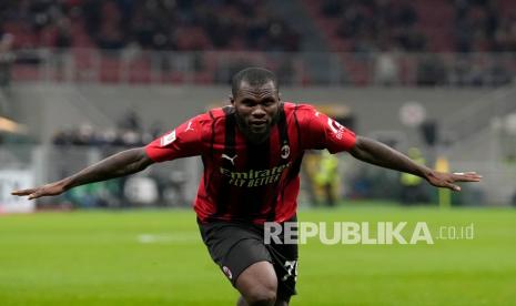  Pemain AC Milan Franck Kessie merayakan setelah mencetak gol keempat timnya saat pertandingan perempat final Piala Italia antara AC Milan dan Lazio di stadion San Siro, di Milan, Italia, Kamis (10/2/2022) dini hari WIB. 