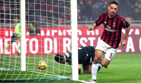  Pemain AC Milan Giacomo Bonaventura merayakan gol ke gawang Lazio dalam lanjutan Serie A Liga Italia di San Siro, Ahad (28/1) waktu setempat