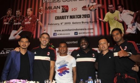 Pemain AC Milan Glorie Alessandro Costacurta (kedua kiri), Serginho (kanan) dan Ibrahim Ba (ketiga kanan) berfoto bersama pemain Indonesia All Star Bambang Pamungkas (kiri), Firman Utina (ketiga kiri) dan Yeyen Tumena (kedua kanan) usai konferensi pers di 