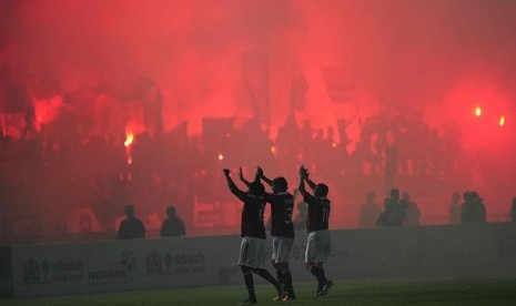 Pemain AC Milan Glorie malambaikan tangban kepada Milanisti di Stadion Gelora Utama Bung Karno Senayan, Jakarta. Dalam pertandingan amal ini, AC Milan Glorie menumbangkan Indonesia All Star dengan skor 4-2