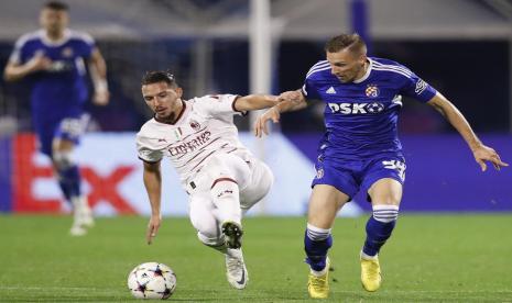 Pemain AC Milan Ismael Bennacer (kiri) berusaha merebut bola dari pemain DInamo Zagreb dalam pertandingan Liga Champions di Stadion Maksimir, Zagreb, Rabu (26/10/2022) dini hari WIB.