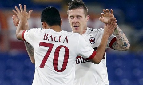 Pemain AC Milan Juraj Kucka (kanan) merayakan gol melawan AS Roma bersama dengan Carlos Bacca 