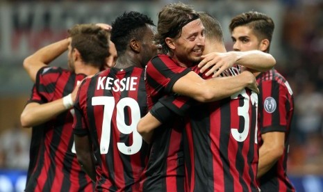 Pemain AC Milan Luca Antonelli (dua dari kanan) bersama Riccardo Montolivo (tiga dari kanan) merayakan kemenangan 6-0 atas KF Shkendija pada leg pertama playoff Liga Europa di Stadion San Siro, Jumat (18/8) dini hari WIB. 