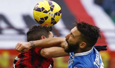 Pemain AC Milan, Mattia Destro (kiri), terlibat duel udara dengan pemain Empoli, Lorenzo Tonelli, dalam laga Serie A Italia di San Siro, Milan, Ahad (15/2). 