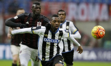 Pemain AC Milan, Mbaye Niang (kiri), berebut bola dengan pemain Udinese, Wague Molla, dalam laga Serie A Italia di San Siro, Milan, Ahad (7/2). 