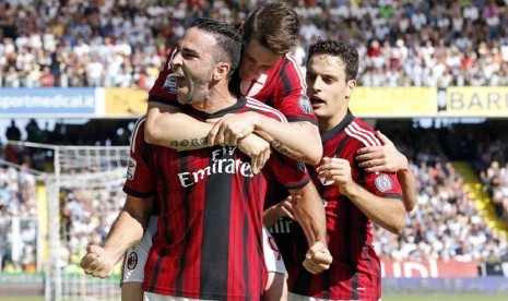 Pemain AC Milan melakukan selebrasi gol.