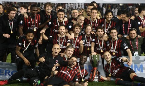 Pemain AC Milan melakukan selebrasi usai mengalahkan Juventus lewat adu penalti di laga Supercoppa Italia di Stadion Al Sadd, Doha, Qatar, Jumat (23/12). 