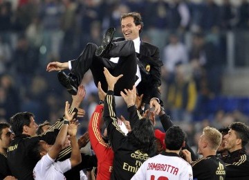 Pemain AC Milan melempar pelatih Massimiliano Allegri ke udara usai memastikan gelar scudetto musim ini.