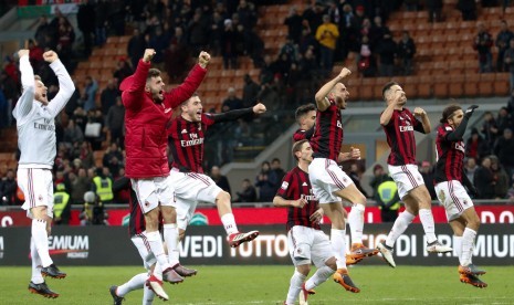 Pemain AC Milan merayakan kemenangan 1-0 atas Sampdoria di depan tribun yang berisi para pendukung di Curva Sud, Stadion San Siro, Senin (19/2) dini hari WIB. 