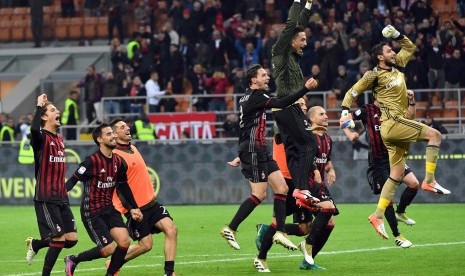 Pemain AC Milan merayakan kemenangan atas Juventus pada laga Serie A di stadion San Siro, Ahad (23/10) dini hari WIB. Milan menang tipis 1-0.