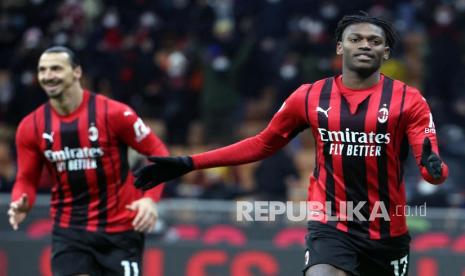 Penyerang AC Milan Rafael Leao (kanan) bergembira bersama rekan setimnya, Zlatan Ibrahimovic, dalam pertandingan sepak bola Serie A Liga Italia belum lama ini. Leao menjadikan Zlatan Ibrahimovic sebagai panutan. Ia tak hanya melihat sisi teknis Ibra, tapi juga mentalitas.