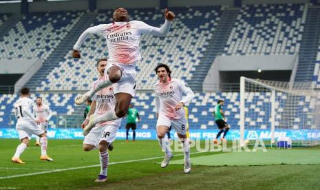 Pemain AC Milan Rafael Leao melakukan selebrasi setelah mencetak gol pembuka timnya pada pertandingan sepak bola Serie A antara Sassuolo dan AC Milan di Stadion Mapei di Reggio Emilia, Italia,  Ahad (20/12/2020).