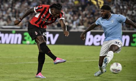 Pemain AC Milan Rafael Leao mencetak gol ke gawang Lazio pada laga Serie A Liga Italia.