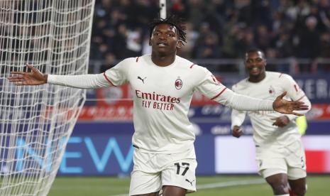 Pemain AC Milan Rafael Leao merayakan gol ke gawang Bologna.