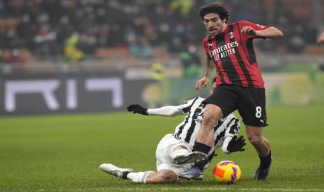 Gelandang AC Milan Sandro Tonali (kanan). 