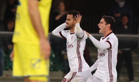 Pemain AC Milan Suso (kiri) bersama rekan setimnya Davide Calabria merayakan gol ke gawang Chievo. Milan menang 4-1 atas Chievo pada lanjutan Liga Italia Serie A di Stadion Bentegodi, Kamis (26/10) dini hari WIB. 