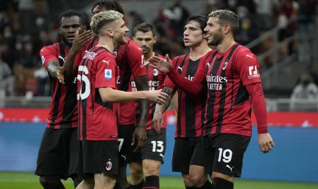 Pemain AC Milan Theo Hernandez (kanan) berselebrasi setelah mencetak gol selama pertandingan sepak bola Serie A antara AC Milan dan Venezia di stadion San Siro, di Milan, Italia, Kamis (23/9).