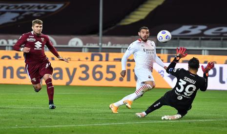 Pemain AC Milan Theo Hernandez (tengah) mencetak gol keempat selama pertandingan sepak bola Serie A Italia Torino FC vs AC Milan di Stadion Olimpico Grande Torino di Turin, Italia, Rabu (12/5) waktu setempat atau Kamis (13/5) dini hari WIB. 