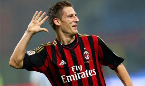 Pemain AC Milan, Valter Birsa, melakukan selebrasi usai menjebol gawang Udinese dalam laga Serie A Italia di Stadion Giuseppe Meazza, Milan, Sabtu (19/10). 