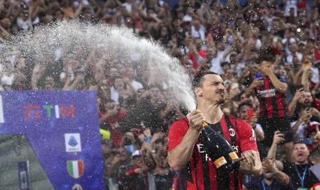  Pemain AC Milan Zlatan Ibrahimovic merayakan kemenangan setelah memenangkan pertandingan sepak bola Serie A antara AC Milan dan Sassuolo, di Stadion Mapei Reggio Emilia, Italia, Senin (23/5/2022) dini hari WIB.  AC Milan mengamankan gelar Serie A pertamanya dalam 11 tahun pada hari Minggu dengan skor 3- 0 menang di Sassuolo. 