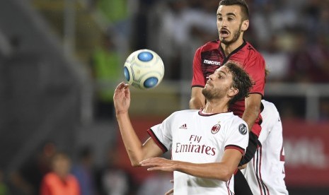 Pemain AEK Athens Lazaros Christodoulopoulos ketika berjibaku dengan striker AC Milan Ricardo Rodriguez (atas) pada laga Grup D Liga Champions 2017/2018 di Stadion San Siro, Jumat (20/10) dini hari WIB.