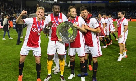 Pemain Ajax Amsterdam Frenkie de Jong, Andre Onana, Dailey Blind, dan Klaas Jan Huntelaar merayakan kemenangan timnya setelah menekuk De Graafschap Doetinchem di Doetinchem, Belanda, Kamis.