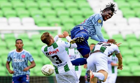 Pemain Ajax Amsterdam, Lassina Traore (Tengah) diapit pemain Groningen. Ajax kalah dari Groningen 0-1 pada laga Ahad (4/10).