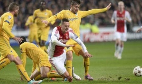 Pemain Ajax, Arkadiusz Milik (tengah) dijaga sejumlah pemain APOEL Nicosia dalam pertandingan Liga Champions di Amsterdam, Kamis (11/12) dini hari WIB.