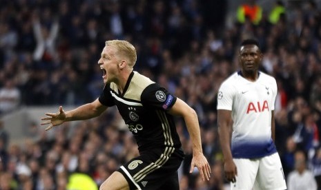 Pemain Ajax Donny van de Beek merayakan gol kemenangan pada leg pertama babak semifinal Liga Champions 2018-2019 yang berlangsung di Stadion Tottenham Hotspur, London, Rabu (1/5) dini hari.