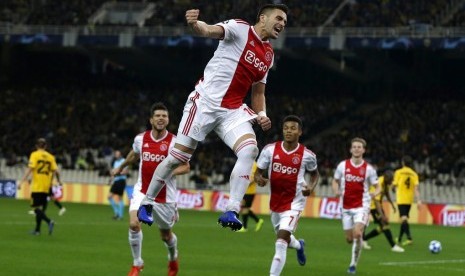 Pemain Ajax, Dusan Tadic, melompat merayakan golnya ke gawang AEK Athena.