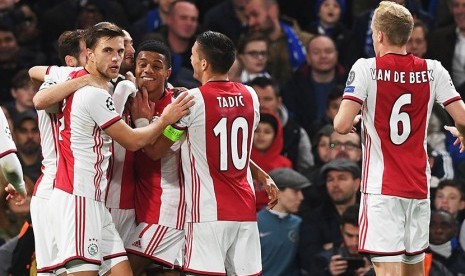 Ajax Amsterda. Ajax memimpin klasemen Eredivisie 2019/2020 tapi hanya unggul selisih gol dari AZ Alkmaar.