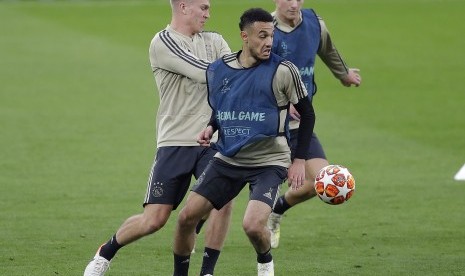 Pemain Ajax, Noussair Mazraoui (kanan depan) dalam salah satu sesi latihan.