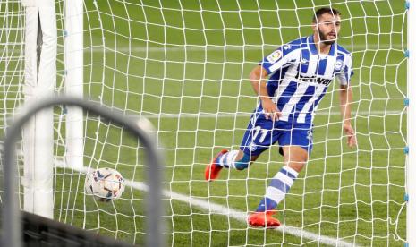 Pemain Alaves, Luis Rioja saat mencetak gol ke gawang Barcelona.