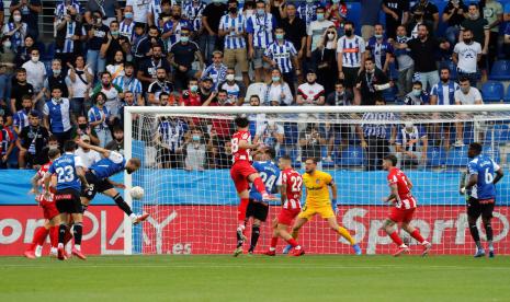 Pemain Alaves Victor Laguardia (ketiga kiri) saat menjebol gawang Atletico Madrid yang dijaga Jan Oblak.