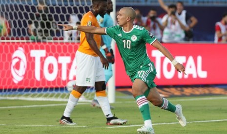 Pemain Aljazair Sofiane Feghouli merayakan golnya ke gawang Pantai Gading di perempat final Piala Afrika 2019. 