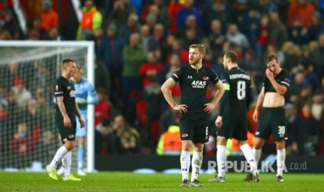 Pemain Alkmaar tampak kecewa pada laga Liga Europa antara Manchester United melawan AZ Alkmaar di Old Trafford, Manchester, Jumat (13/12) dini hari. 