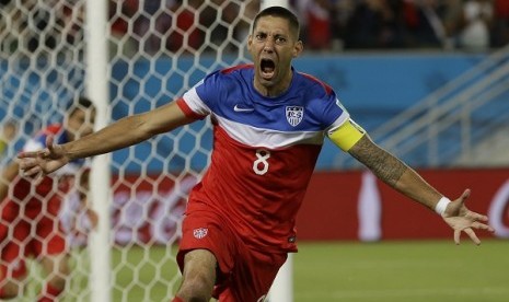 Pemain Amerika Serikat Clint Dempsey melakukan selebrasi usai membuka gol dalam pertandingan perdana mereka di Grup G Piala Dunia 2014, menghadapi Ghana di Arena das Dunas di Natal, Brasil, Senin (16/6) waktu setempat. 