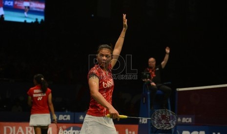 Pemain anda putri Indonesia Greysia Polii (kanan) mengangkat tangan memberikan tanda kok keluar saat melawan pasangan ganda putri Tiongkok Luo Ying dan Luo Yu dalam babak perempat final turnamen bulutangkis BCA Indonesia Open Superseries Premier 2015 di Is