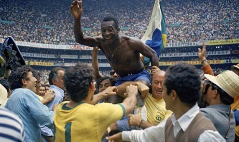 Pemain andalan Brasil, Pele, diarak rekan setimnya saat merayakan keberhasilan mereka meraih juara Piala Dunia 1970 dengan mengalahkan Italia 4-1 di partai final.