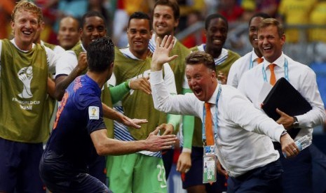 Pemain andalan Timnas Belanda, Robin van Persie (depan), merayakan golnya bersama pelatih Louis van Gaal usai menjebol gawang Spanyol dalam laga Grup B Piala Dunia 2014 di Arena Fonte Nova, Salvador, Jumat (13/6). 