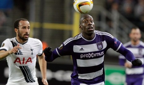 Pemain Anderlecht, Stefano Okaka dijaga oleh pemain Tottenham Hotsours Andros Townsend dalam laga Liga Eropa Grup J, Kamis (22/10) di Constant Vanden Stock Stadium, Brussels. 