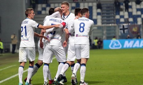 Pemain Andrea Masiello (tengah) merayakan gol ke gawang Sassuolo di Stadion Mapei, Reggio Emilia, Ahad (28/1) dini hari WIB. 