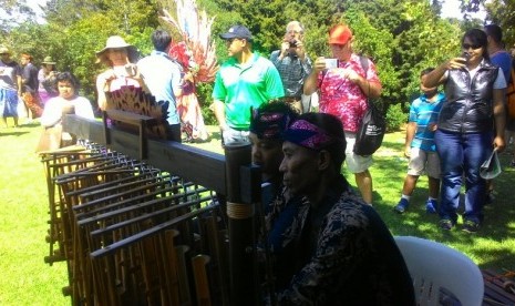 Pemain angklung menarik minat pengunjung Festival Pasifika di Auckland, Selandia Baru