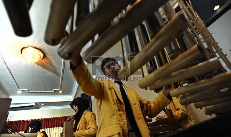 Pemain angklung mengiringi musik saat membuka 